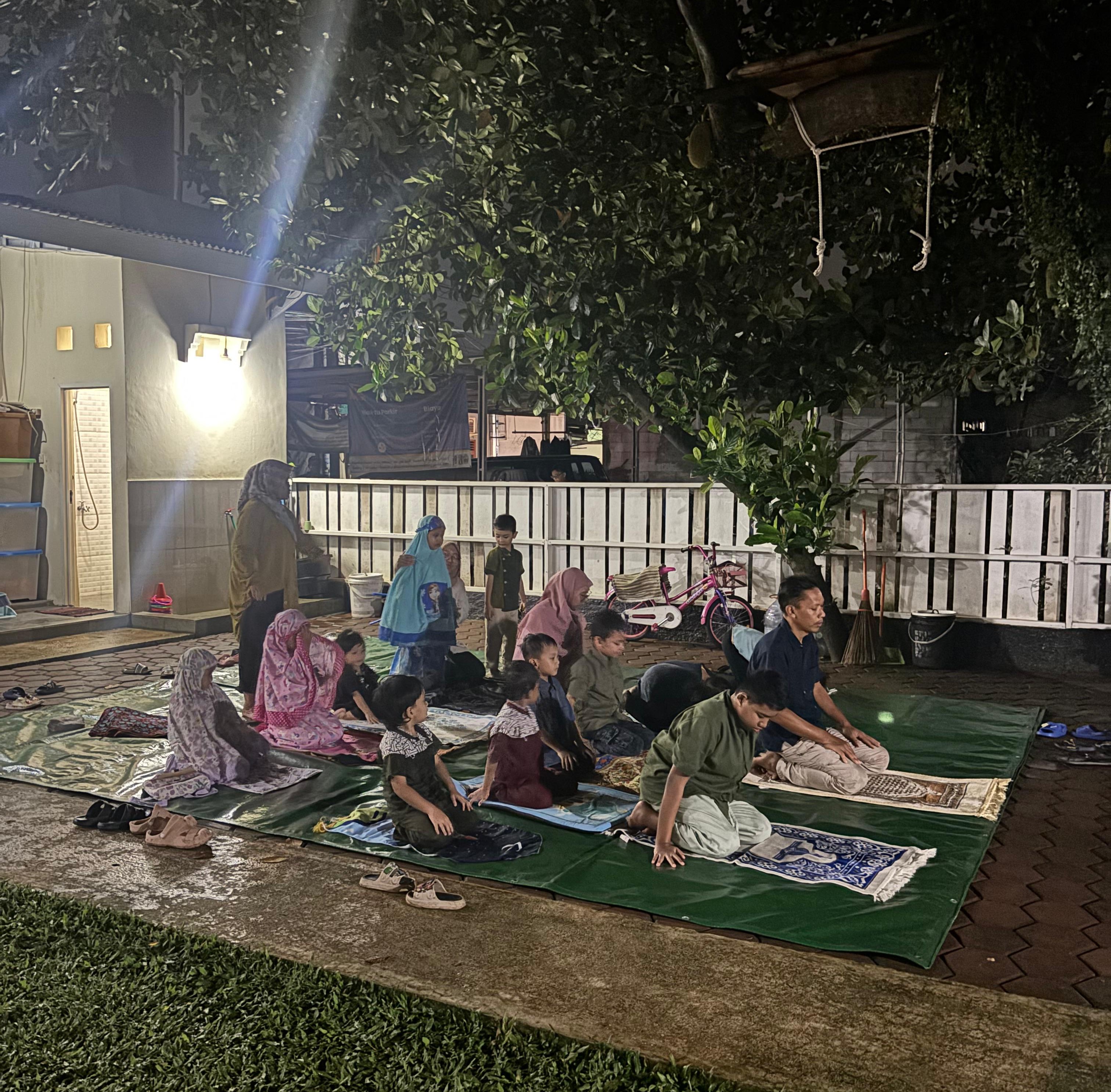 Sholat Berjamaah setelah Buka Puasa Bersama