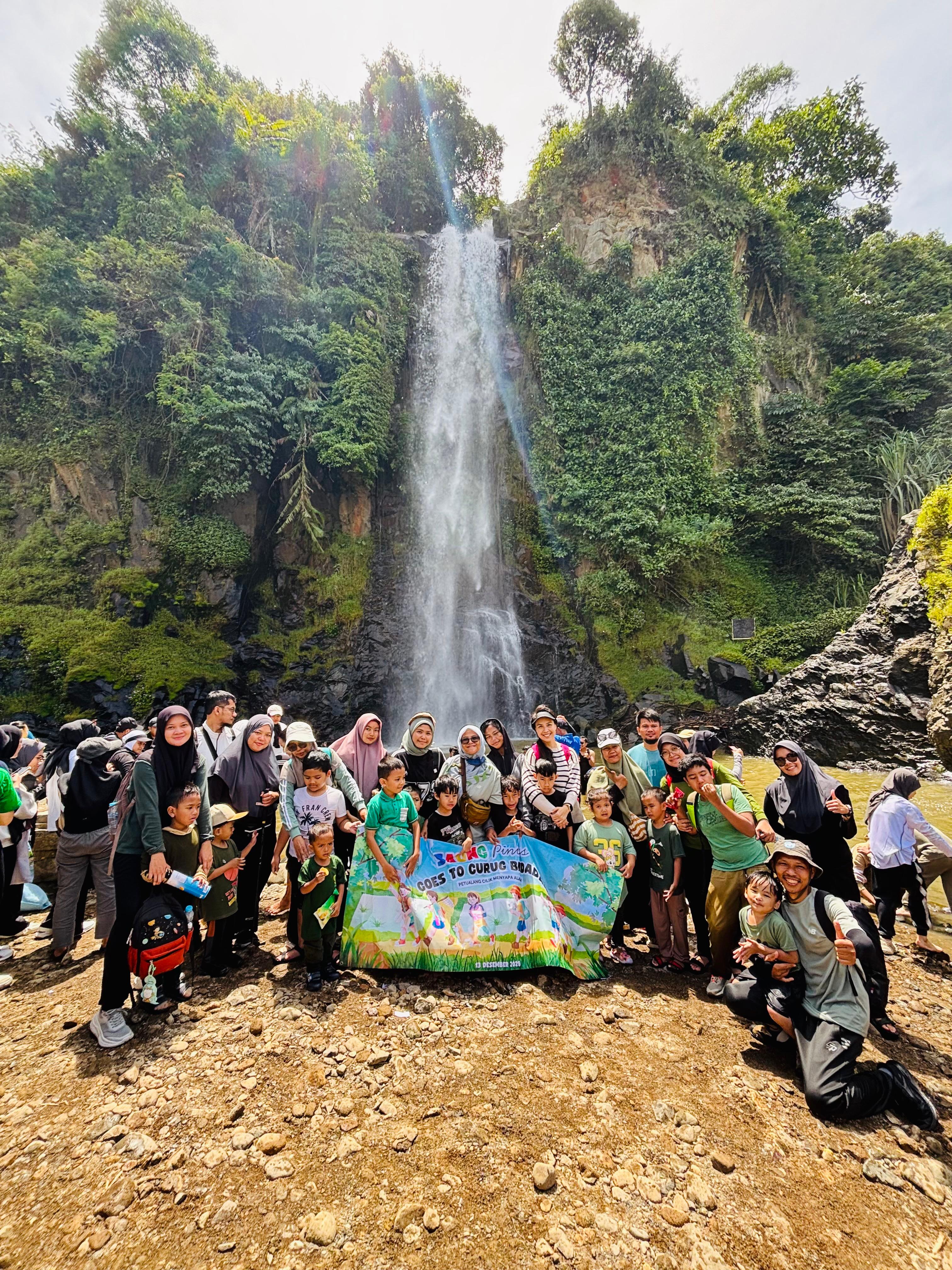 Kegiatan di luar Saung Pinus - Curug Bidadari