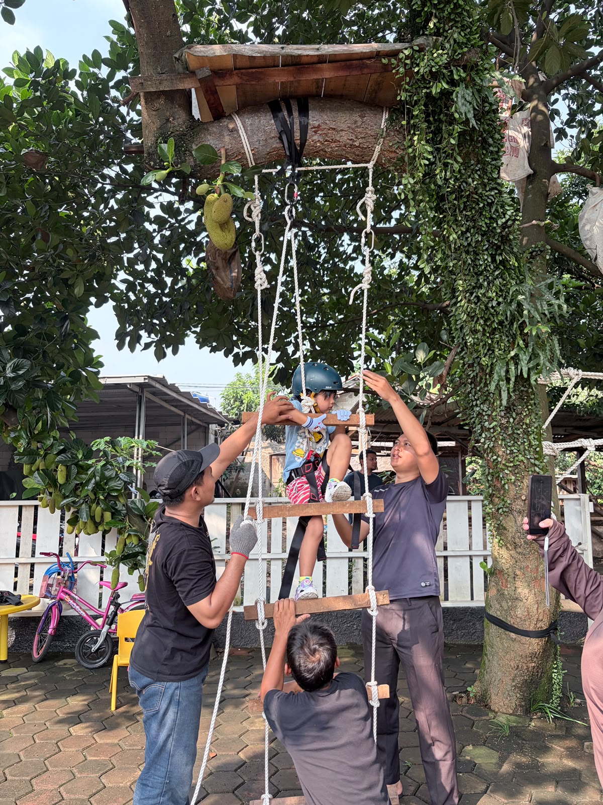 Kegiatan Outbound di Saung Pinus yang menyenangkan