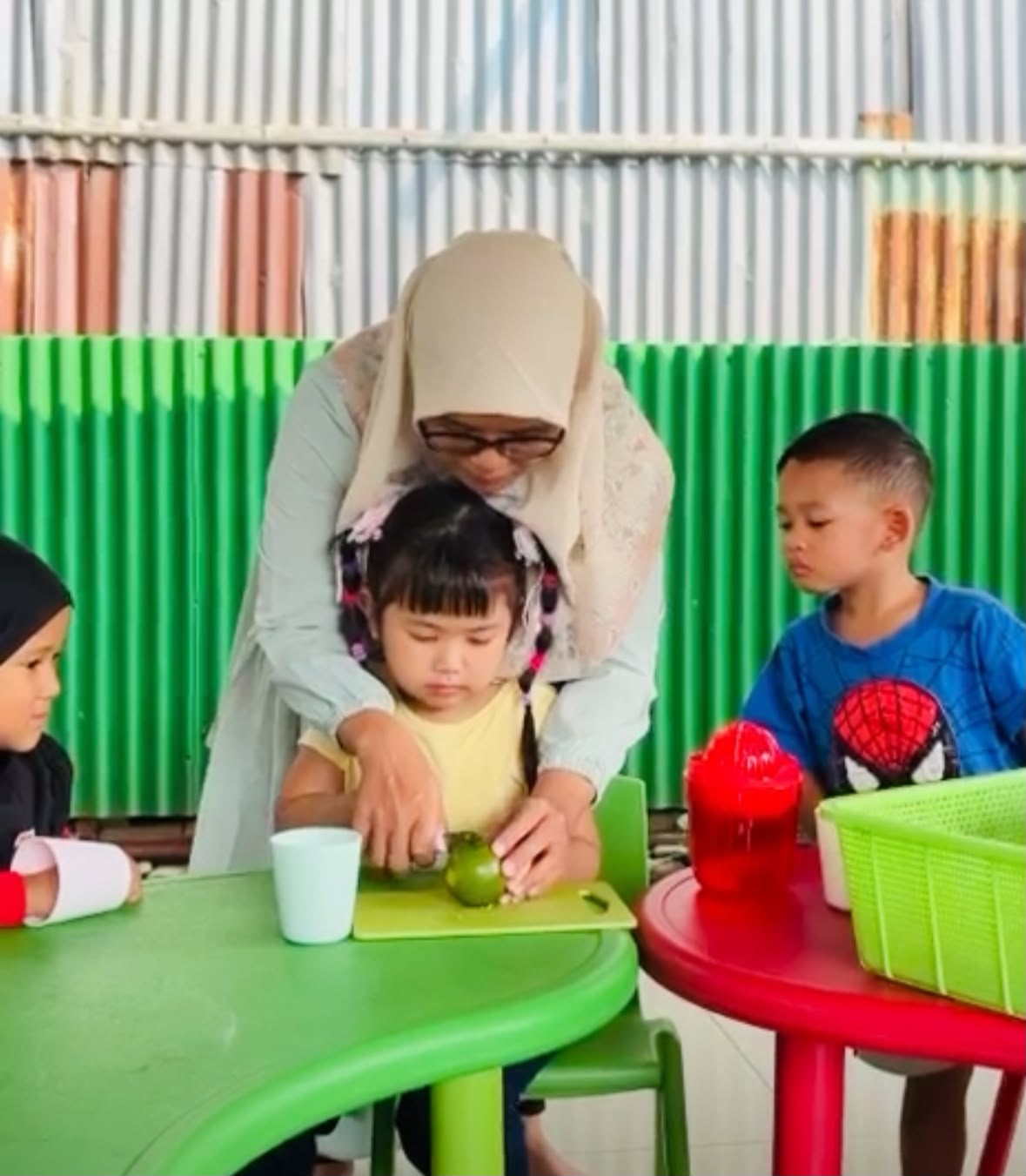 Kegiatan Membuat Es Jeruk Peras bersama Kelas Bermain
